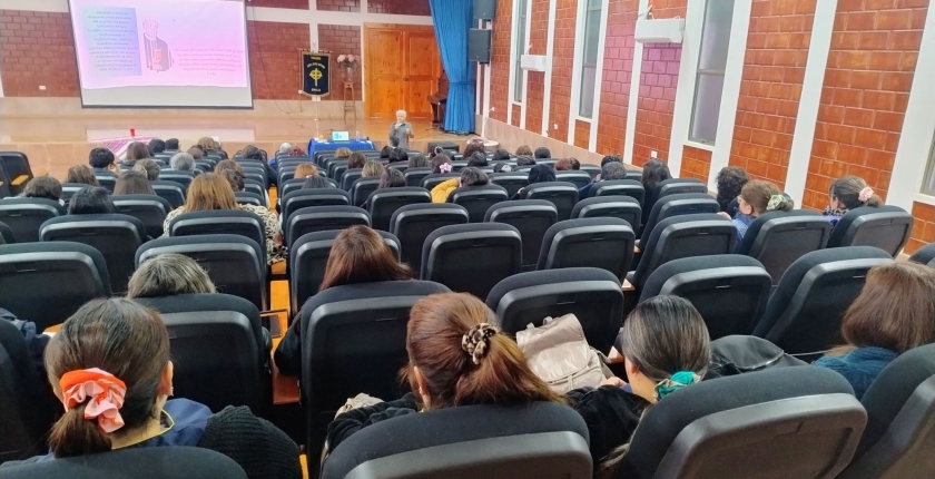 Funcionarios/as participan en el taller mensual con la Hna. Francisca Ponce.